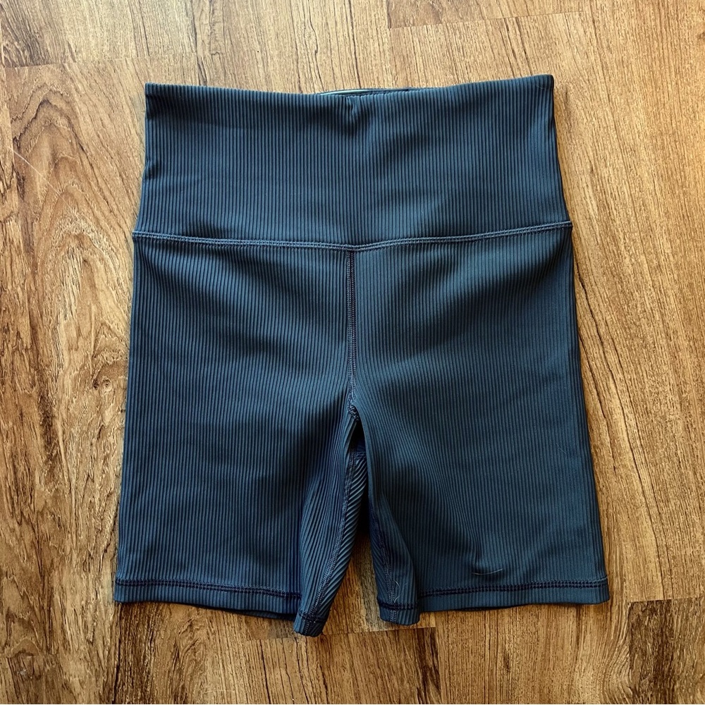 NWOT Athleta Elation Rib High Waist 7” Shorts Women’s Medium
